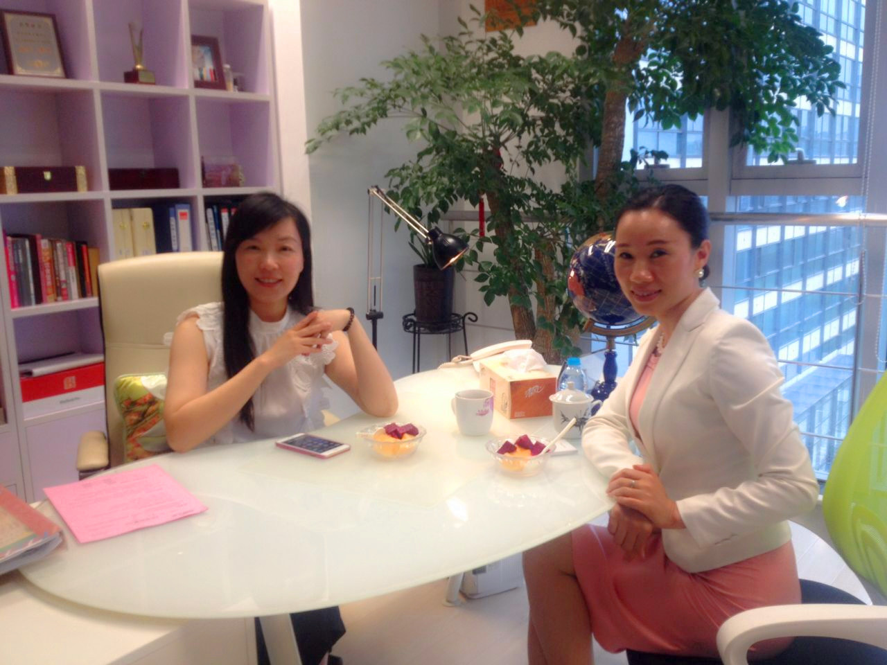 用教育傳遞愛(ài)，用愛(ài)啟迪智慧，點(diǎn)燃自己，引爆自我